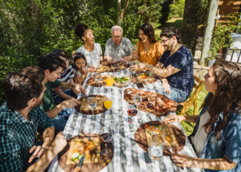 Reuniões familiares e com amigos durante refeições promovem bem-estar emocional