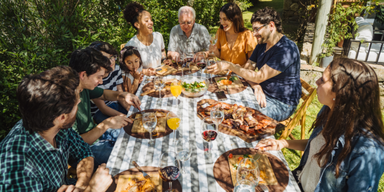 Reuniões familiares e com amigos durante refeições promovem bem-estar emocional